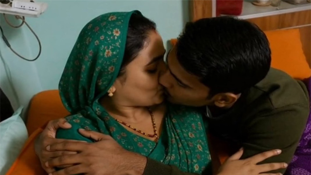 Desi Hot Aunty Bed – Romanse Kiss Porn Video - Auntymaza Desi Hot Aunty Bed – Romanse Kiss Porn Video - Auntymaza